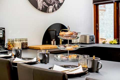 Newly renovated, fully equipped kitchen designed in a modern high-end style. Generous workspace and a sleek bar area with stylish bar stools create the perfect setting for morning coffee or evening drinks.
