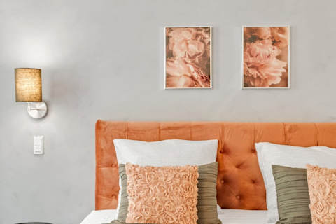 Calm bedroom with a queen-size bed and TV, perfect for relaxing after a day in the city. A peaceful and cozy space designed for a great night’s sleep.