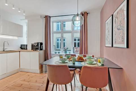 Cozy dining space perfect for shared meals, morning coffee or a relaxed evening with friends and family. A warm and welcoming setting for gathering together.