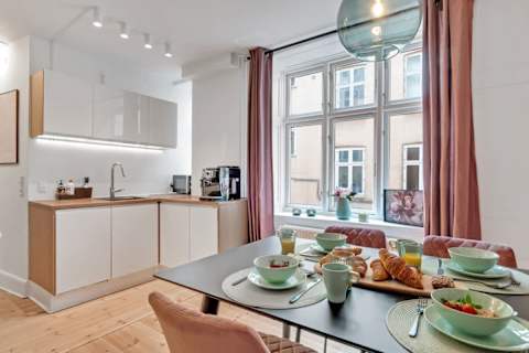 Cozy dining space perfect for shared meals, morning coffee or a relaxed evening with friends and family. A warm and welcoming setting for gathering together.