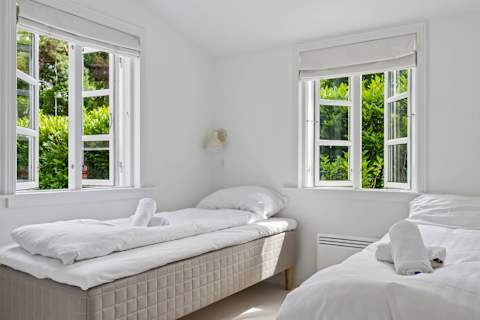 Flexible Twin Bedroom
A bright bedroom with two comfortable single beds, ideal for children, friends, or anyone looking for a peaceful night's sleep.