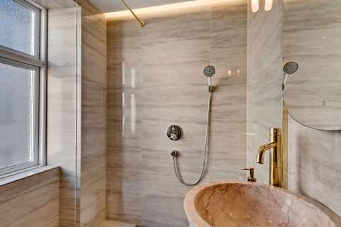 “High-end bathroom with elegant design, premium finishes, and a fresh, modern feel.