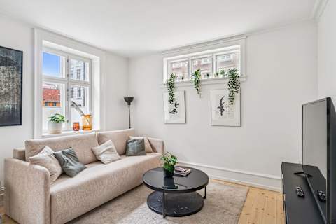 Relax in a bright and cozy living space after a day in the city — your calm retreat in the heart of Copenhagen.