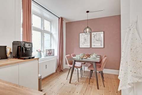 Bright and functional kitchen with everything you need for cooking at home. Clean design, modern appliances and plenty of space to prepare meals and enjoy a relaxed stay.
