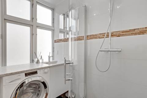 Neat and well-kept bathroom with a clean, modern feel. Practical layout with everything needed for a comfortable stay.
