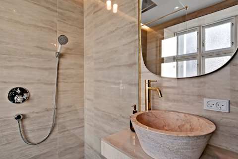 “High-end bathroom with elegant design, premium finishes, and a fresh, modern feel.