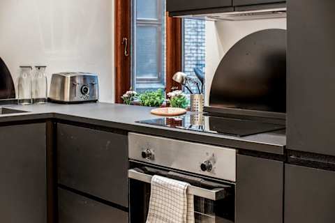 Newly renovated, fully equipped kitchen designed in a modern high-end style. Generous workspace and a sleek bar area with stylish bar stools create the perfect setting for morning coffee or evening drinks.