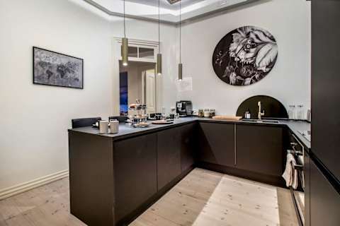 Newly renovated, fully equipped kitchen designed in a modern high-end style. Generous workspace and a sleek bar area with stylish bar stools create the perfect setting for morning coffee or evening drinks.