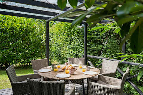 Covered Terrace for Outdoor Living
Enjoy long summer dinners, your morning coffee, or a glass of wine on the beautiful covered terrace, surrounded by peaceful greenery and fresh sea air.