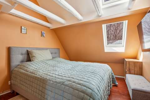 Luxury King Size Bed With Large Flatscreen