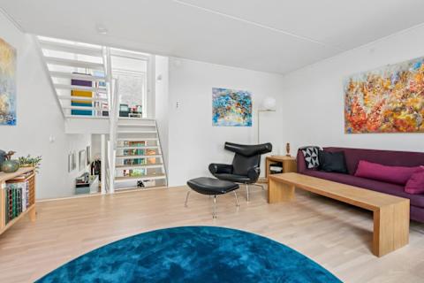 Bright and comfortable living room with direct access to the private terrace.