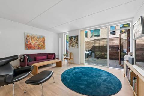 Bright and comfortable living room with direct access to the private terrace.