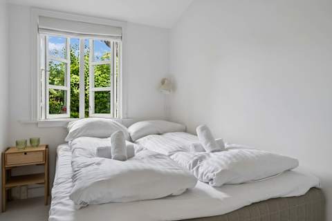 Cozy Double Bedroom
Wake up surrounded by nature in this bright and welcoming bedroom with a comfortable double bed and peaceful garden views.