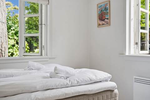 Cozy Double Bedroom
Wake up surrounded by nature in this bright and welcoming bedroom with a comfortable double bed and peaceful garden views.