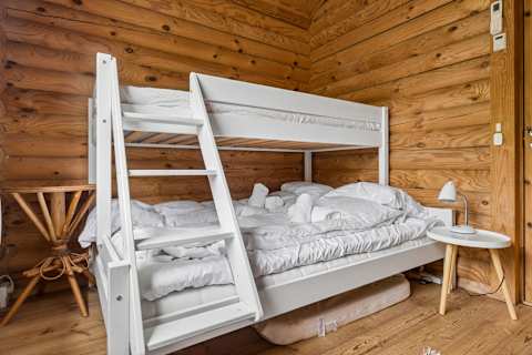 🛏️ Family Bedroom

Family Bedroom with Bunk Bed
Perfect for children or small families, this room features a bunk bed with a 90 cm mattress on the upper bunk and a 140 cm mattress on the lower bunk, comfortably accommodating both children and adults