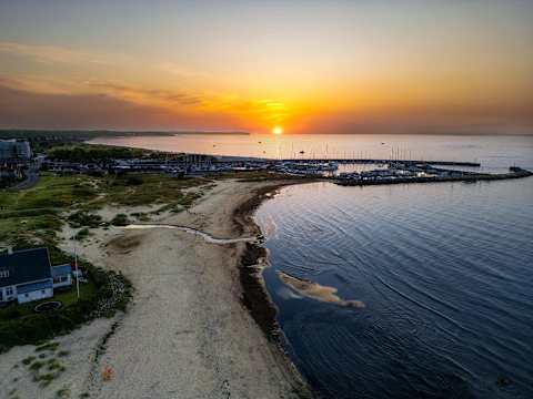 Golden sands, gentle waves and the glow of the harbor — all just steps away from the estate, where slow walks, unhurried days and timeless coastal moments unfold.