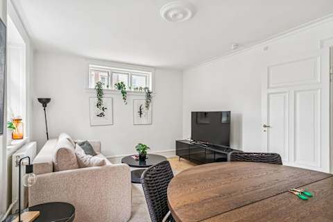 Relax in a bright and cozy living space after a day in the city — your calm retreat in the heart of Copenhagen.