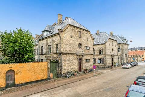 Located in a classic villa-style building, the apartment provides a calm and residential feel — a rare find in such a central location.