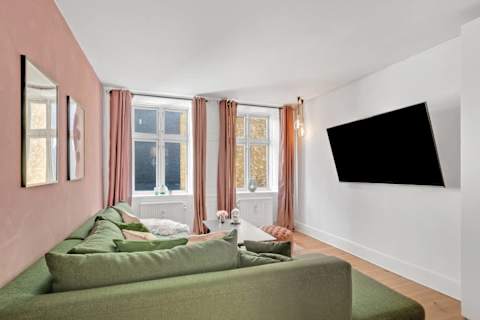 Living room / sofa bed
Comfortable living room with a sofa that easily converts into a queen-size bed. The room can be closed off, creating a private sleeping area that feels like a separate bedroom — ideal for extra guests or families.