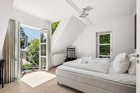 Master Bedroom
Wake up to peaceful surroundings and open the doors to your own private terrace. Let the fresh sea air in as you enjoy slow mornings before heading down to the beach.
