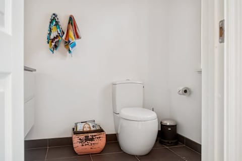 A refined guest toilet located in the entrance area — discreet, elegant and thoughtfully designed for everyday comfort.