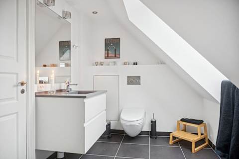 Unwind in a full bathroom with both a bathtub and walk-in shower — a calm, spa-like space for slow mornings and relaxed evenings. (1 Floor )